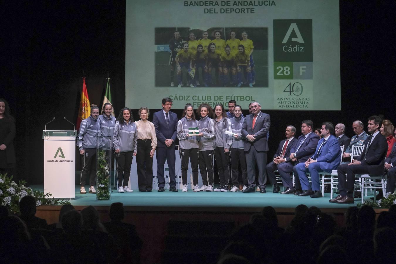 FOTOS: entrega de Banderas de Andalucía en el Teatro de Las Cortes de San Fernando