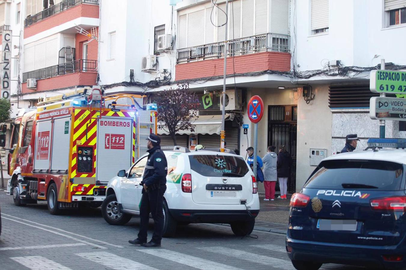 El bloque de viviendas desalojado en San Juan de Aznalfarache, en imágenes