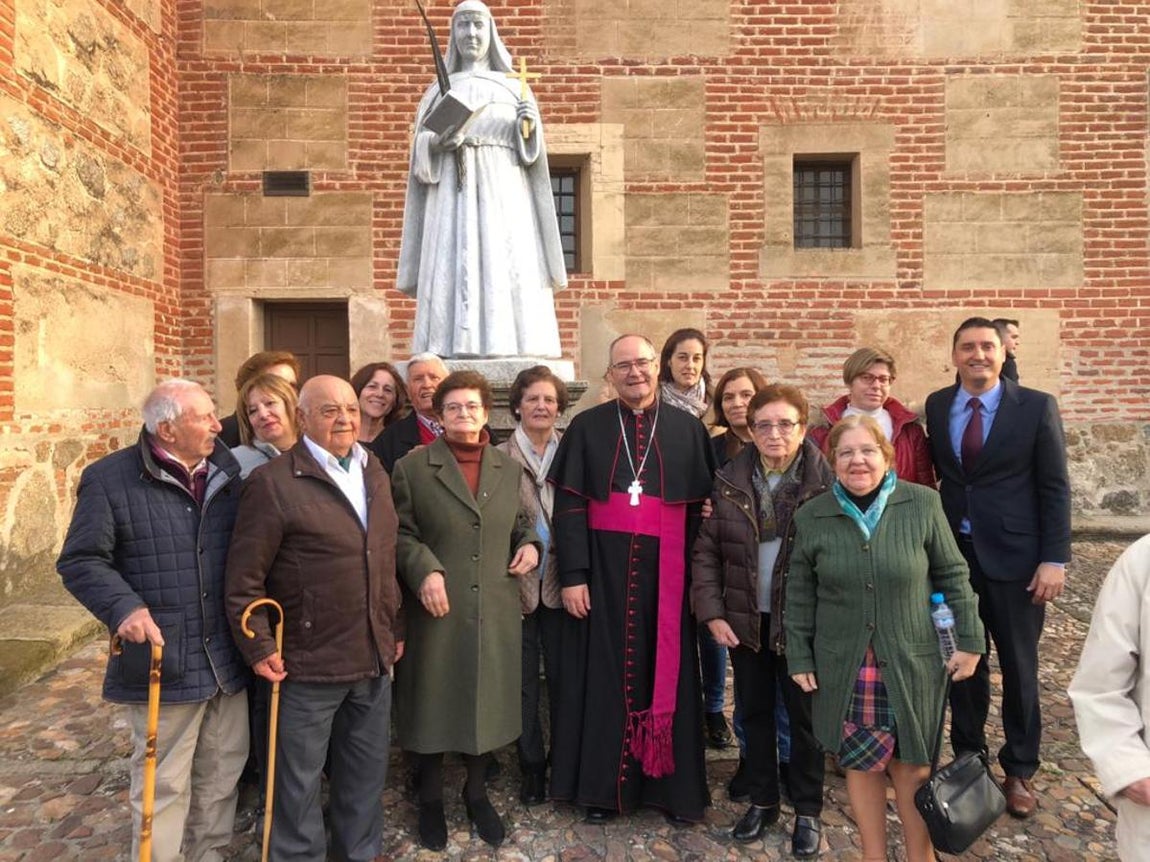 Monseñor Cerro con un grupo de vecinos de La Calzada en el patio del convento. 