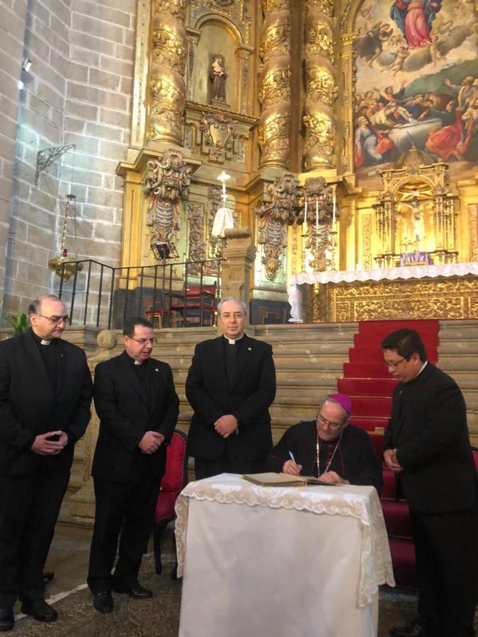 En la iglesia de Nuestra Señora de la Asunción, junto al vicario general de diócesis, César García Magán. 