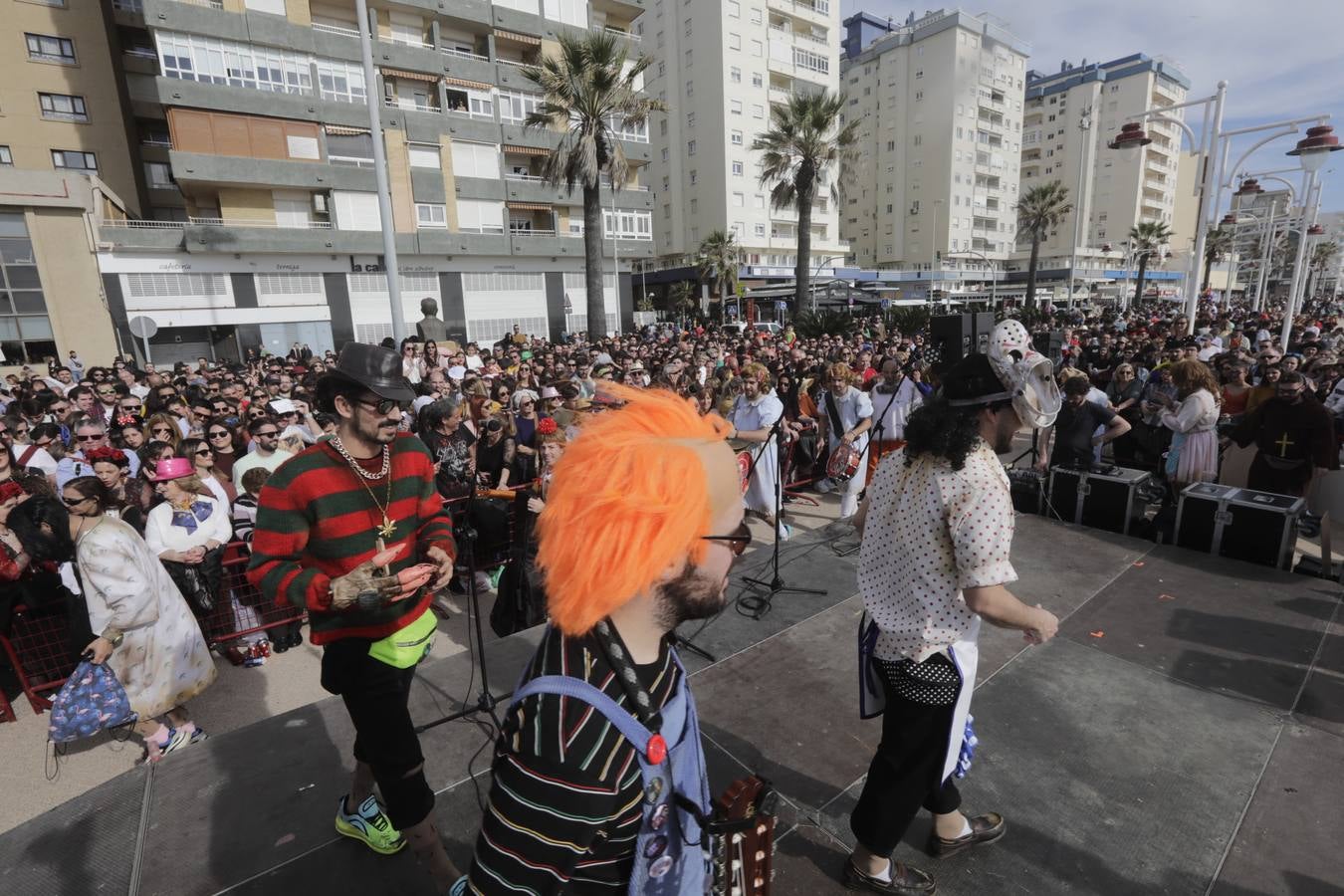 Batalla de coplas en el Paseo Marítimo