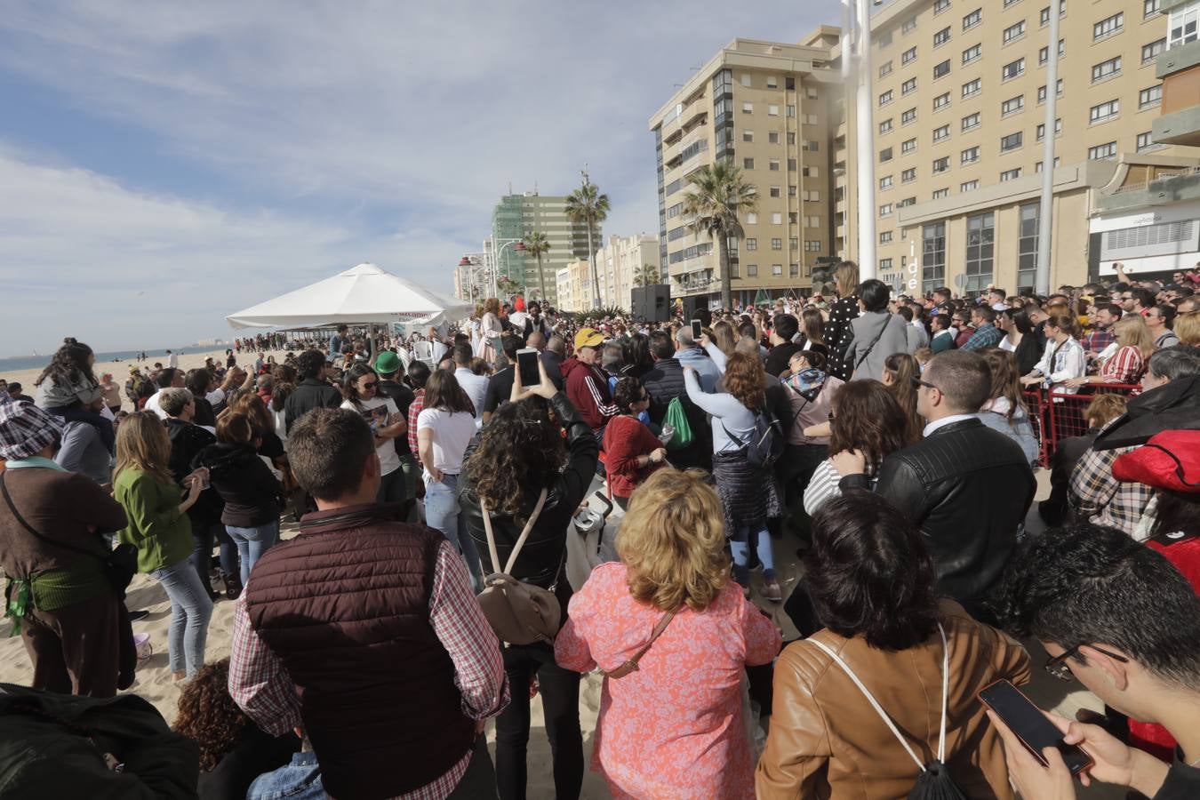 Batalla de coplas en el Paseo Marítimo