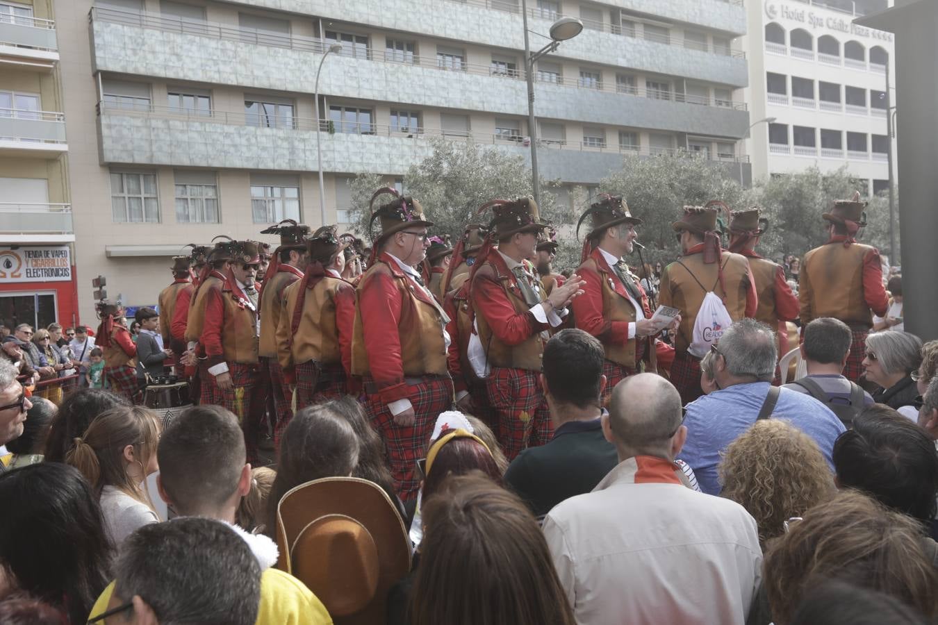 Batalla de coplas en el Paseo Marítimo