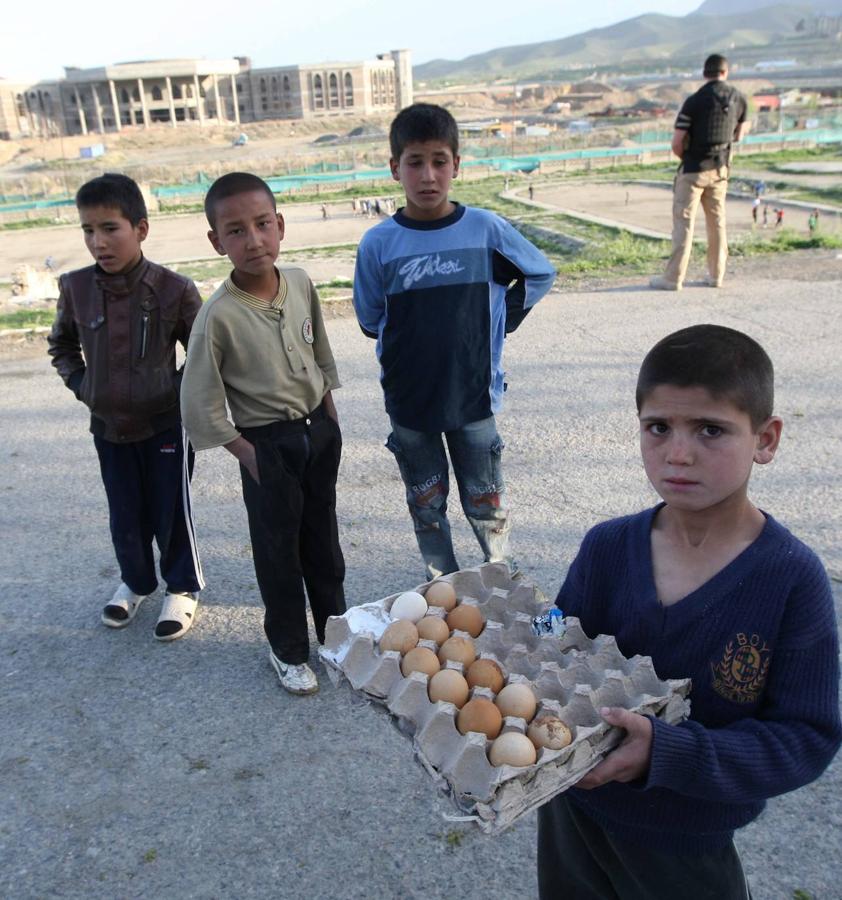 Los niños venden lo que pueden para intentar conseguir dinero para sobrevivir. 