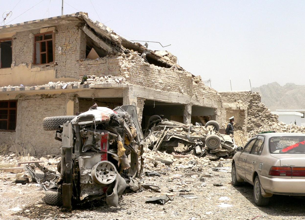 Un soldado afgano contempla los destrozos causados por los bombardeos del ejército americano en 2008