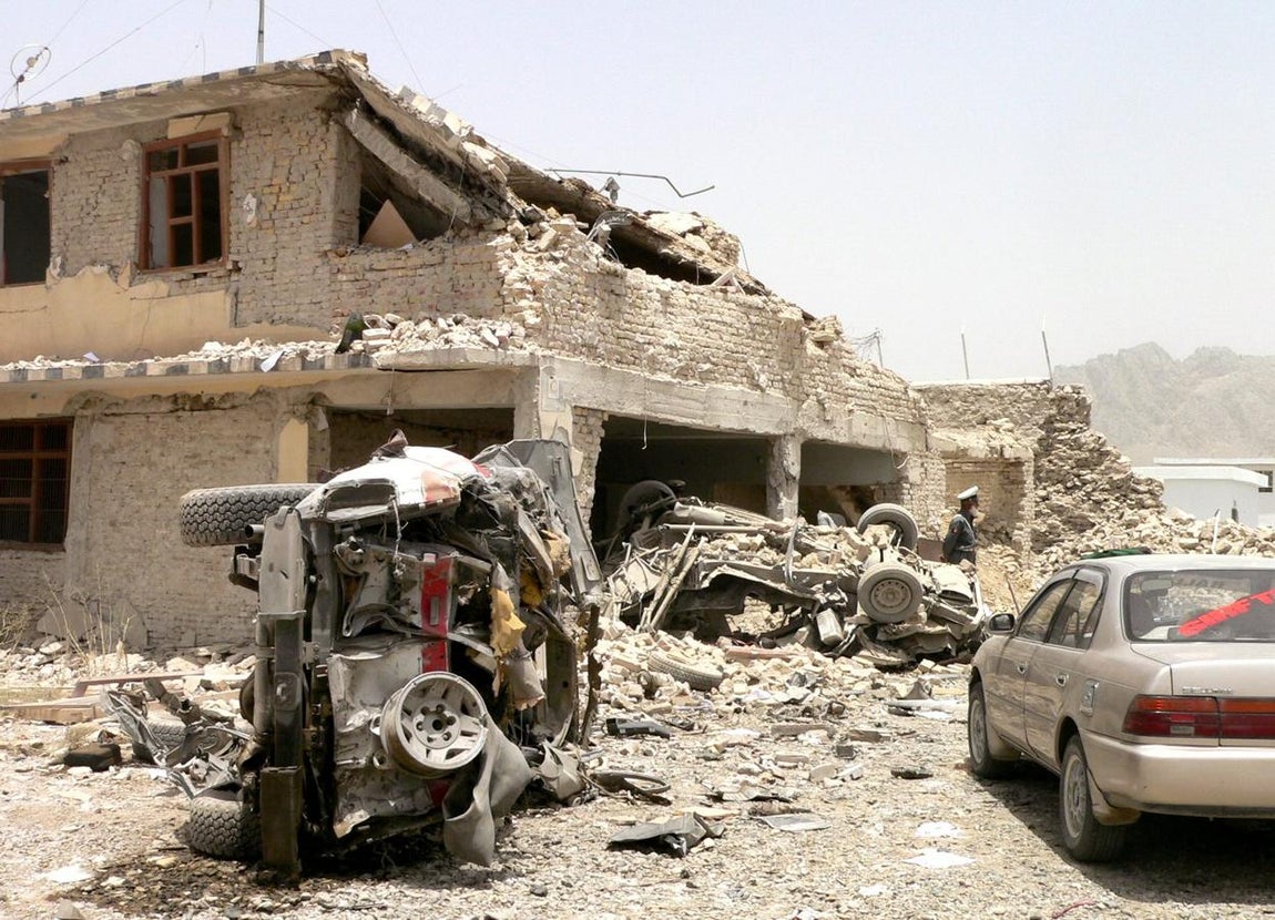 Un soldado afgano contempla los destrozos causados por los bombardeos del ejército americano en 2008
