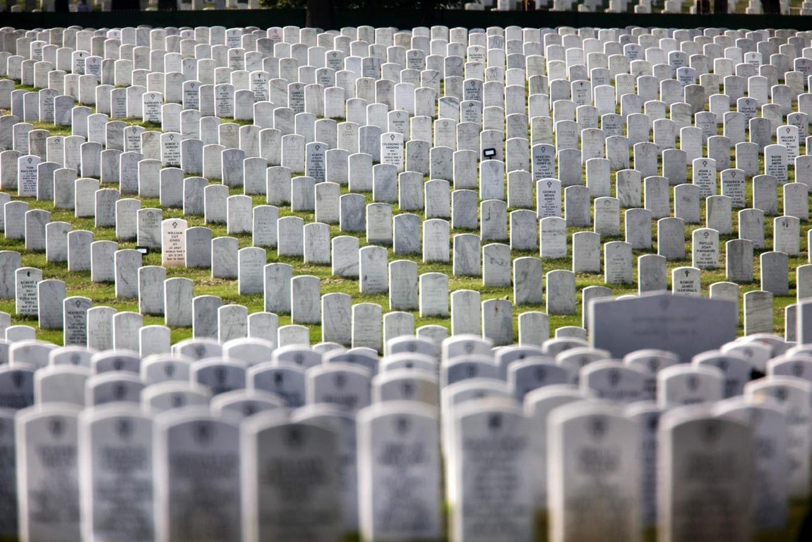 Imagen del cementerio de Arlington (EE.UU.), que alberga 155 tumbas de soldados muertos en estas dos décadas en el conflicto. El número de fallecidos afganos se desconoce.