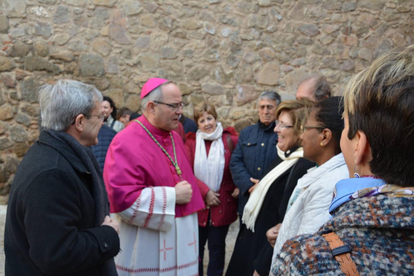 Las imágenes del recibimiento al nuevo arzobispo en la Puerta de Bisagra