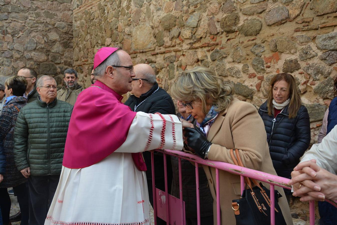 Las imágenes del recibimiento al nuevo arzobispo en la Puerta de Bisagra