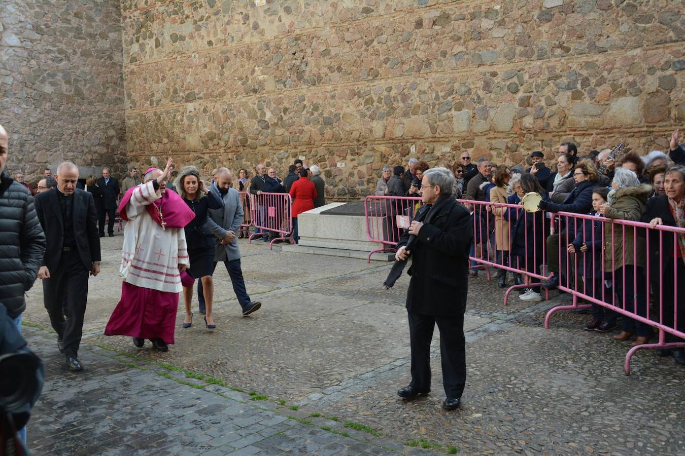 Las imágenes del recibimiento al nuevo arzobispo en la Puerta de Bisagra