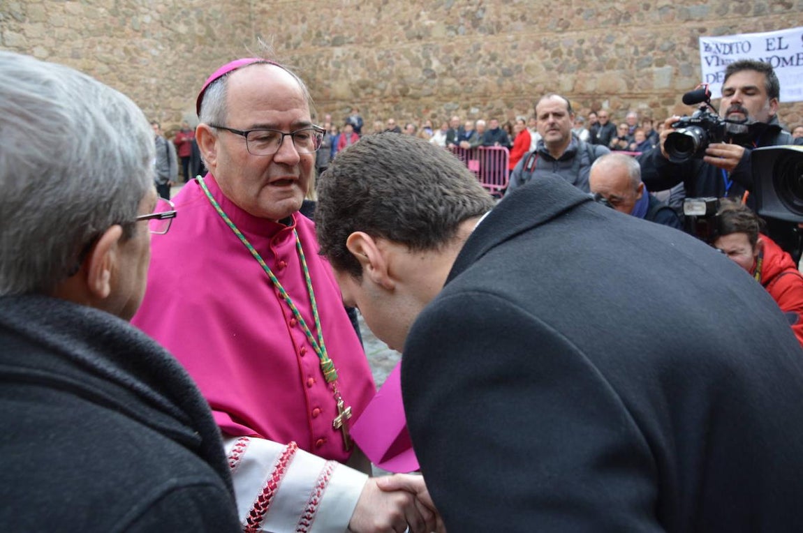 Las imágenes del recibimiento al nuevo arzobispo en la Puerta de Bisagra