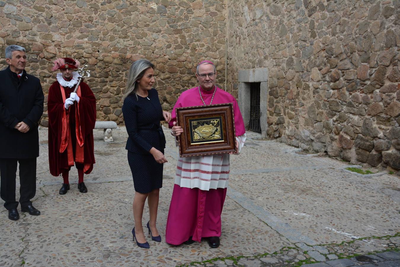 Las imágenes del recibimiento al nuevo arzobispo en la Puerta de Bisagra