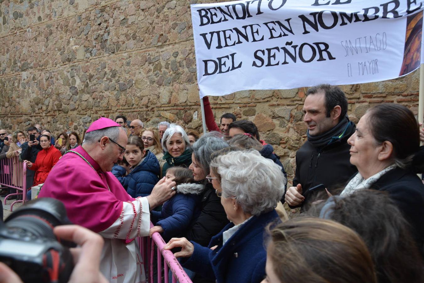 Las imágenes del recibimiento al nuevo arzobispo en la Puerta de Bisagra