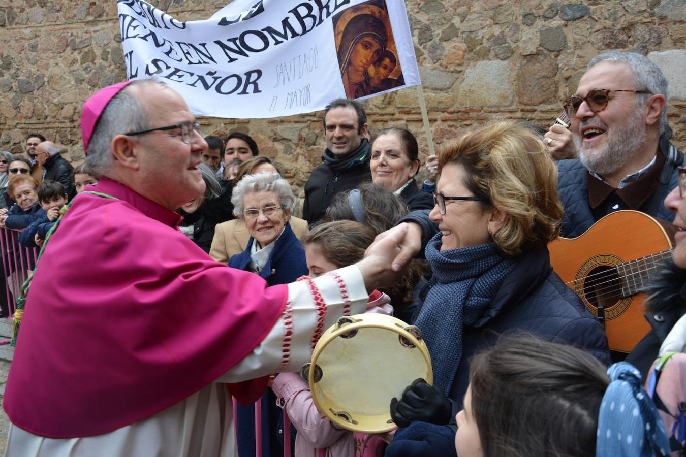 Las imágenes del recibimiento al nuevo arzobispo en la Puerta de Bisagra