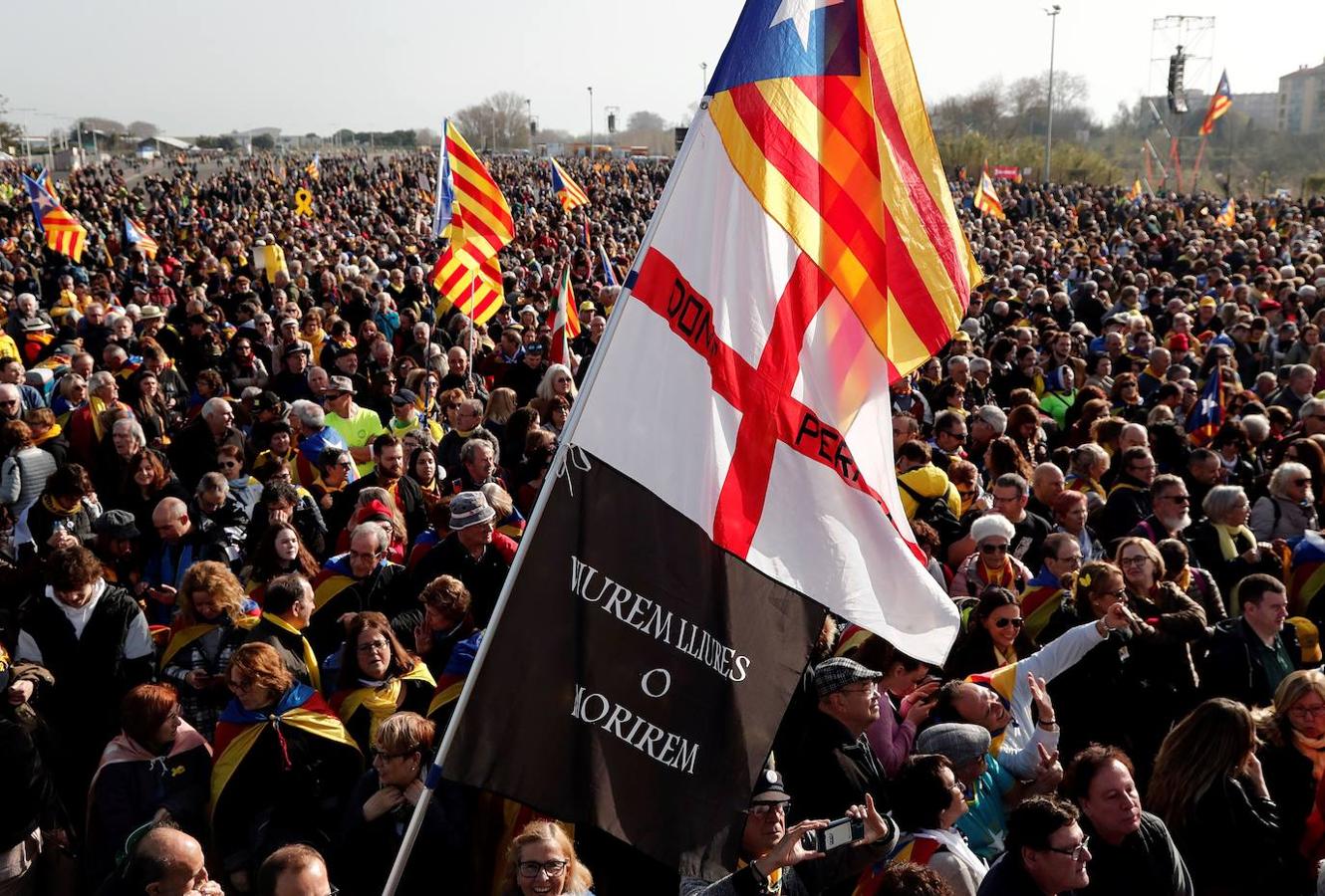 El independentismo recibe a Puigdemont en Francia con una manifestación multitudinaria