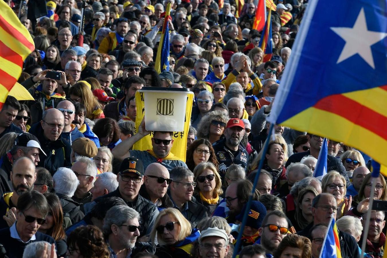 El independentismo recibe a Puigdemont en Francia con una manifestación multitudinaria