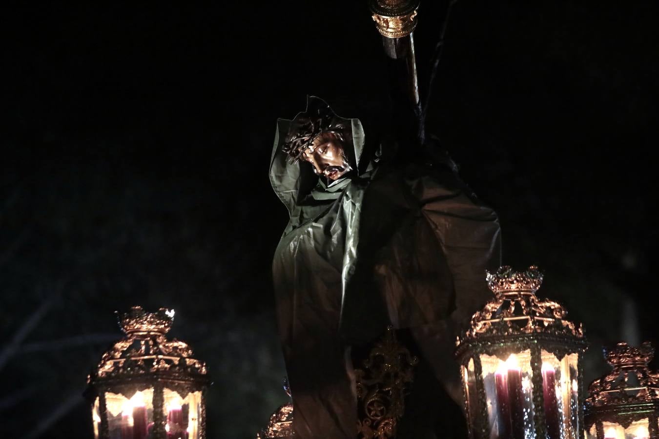 La lluvia impide el Vía Crucis de Itálica