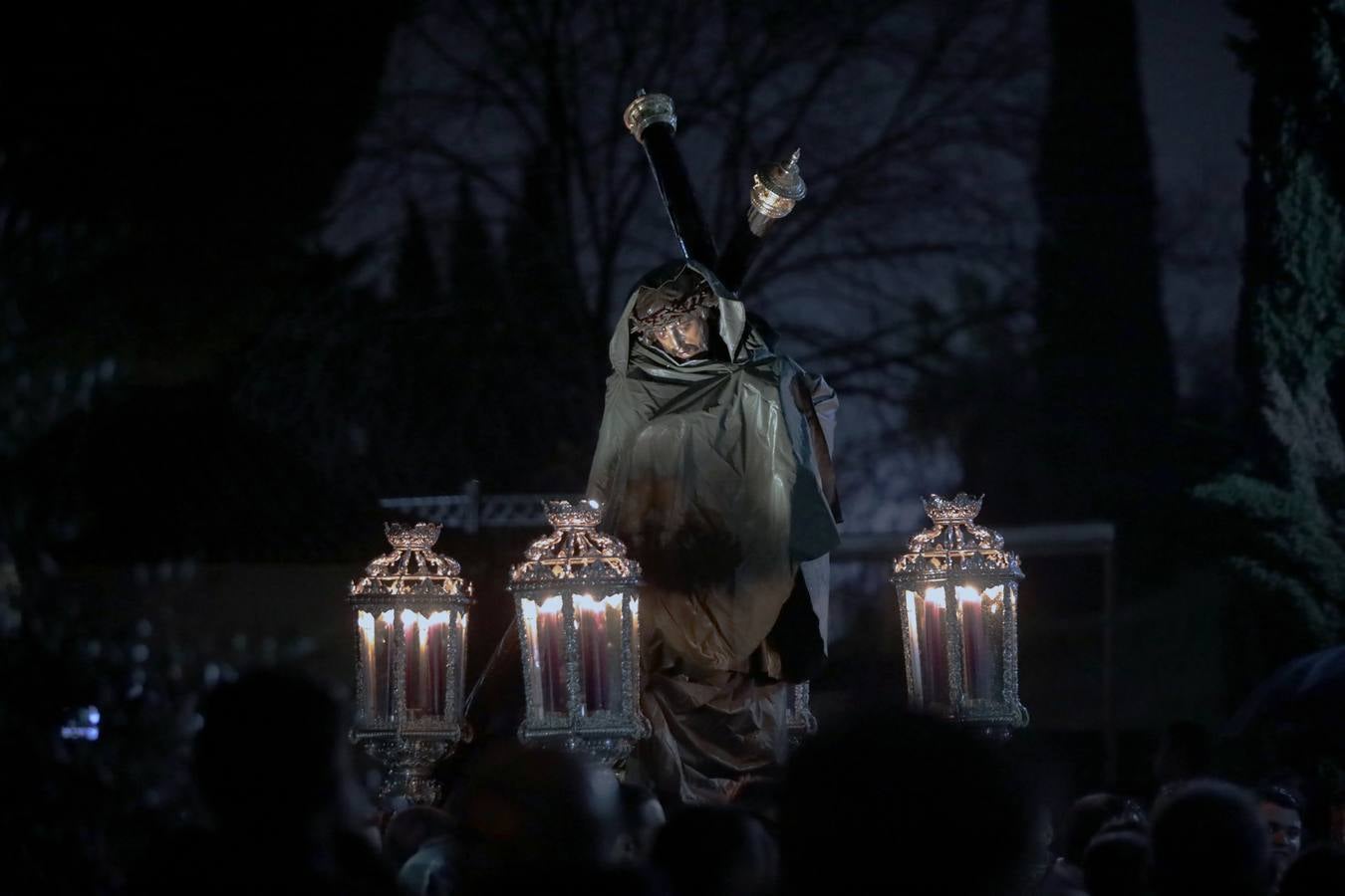 La lluvia impide el Vía Crucis de Itálica