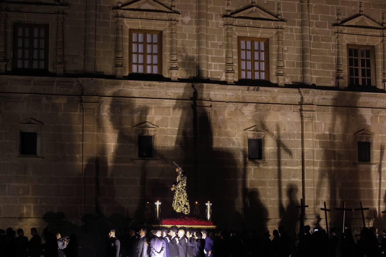 Las mejores imágenes del vía crucis del Señor de la Sentencia