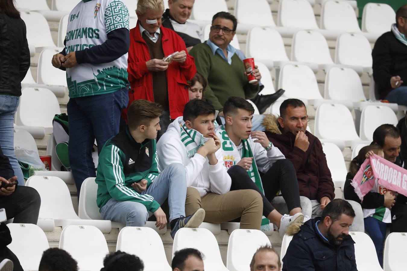 El ambiente en las gradas del estadio en el Córdoba CF-Algeciras, en imágenes