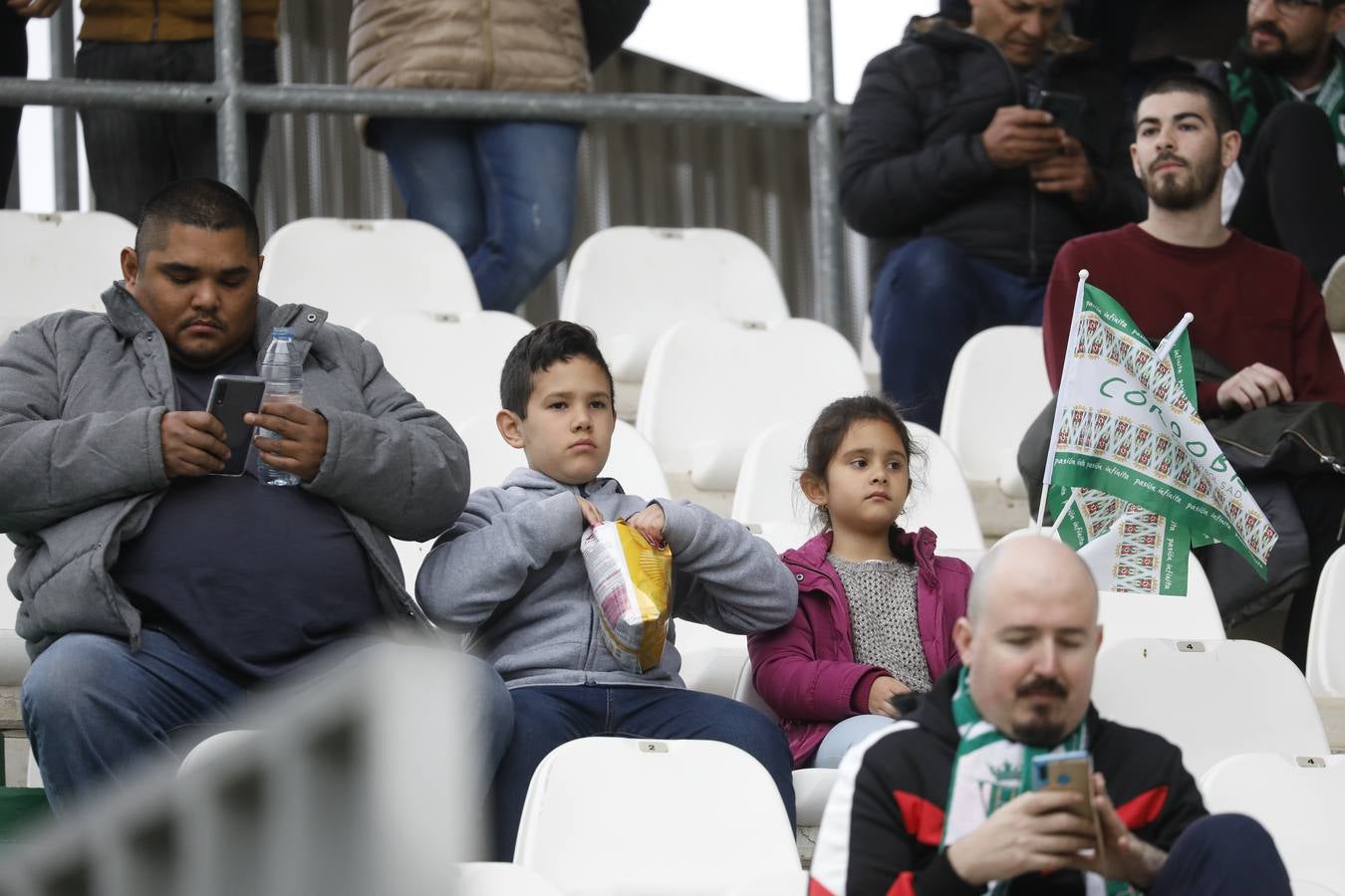 El ambiente en las gradas del estadio en el Córdoba CF-Algeciras, en imágenes