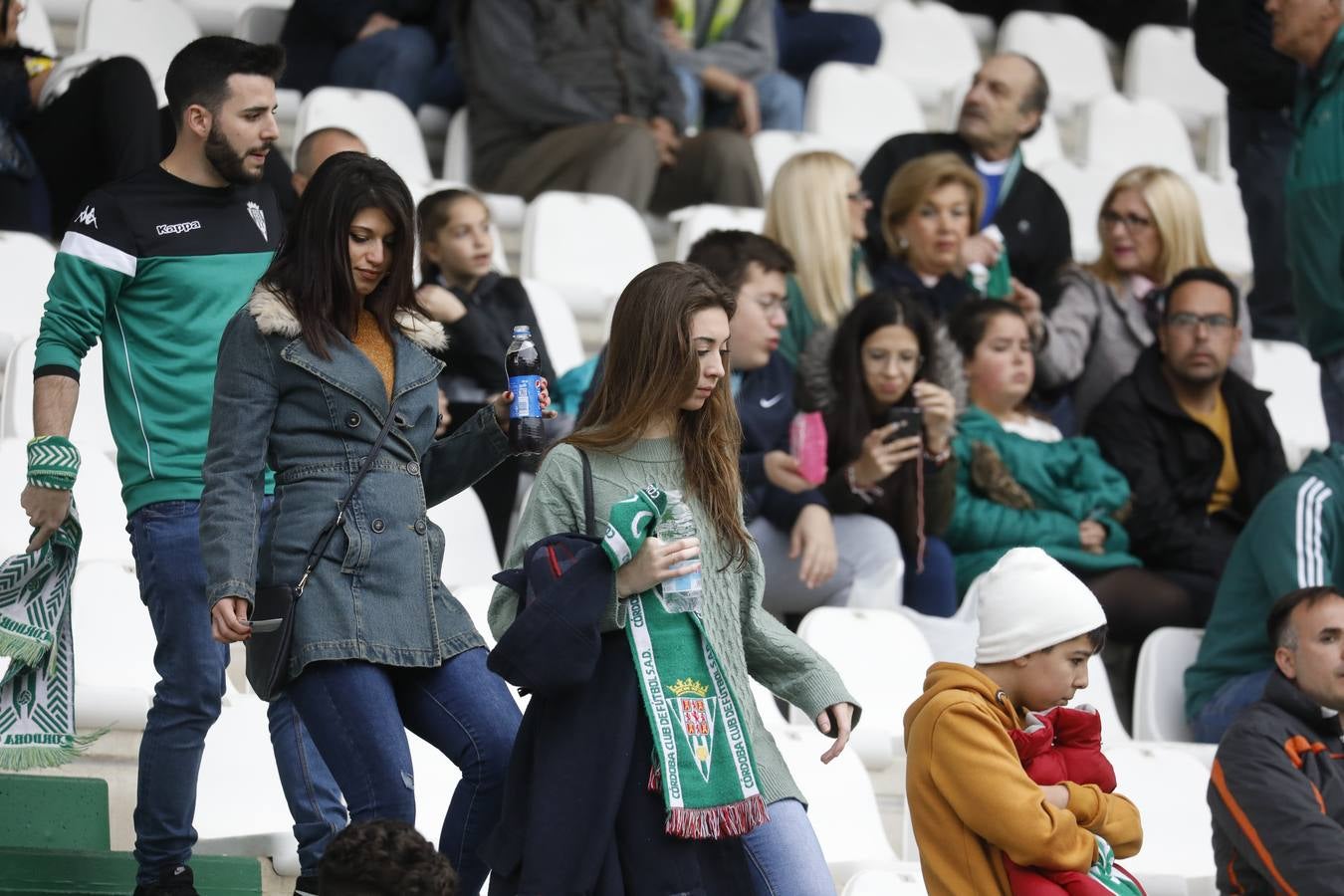 El ambiente en las gradas del estadio en el Córdoba CF-Algeciras, en imágenes