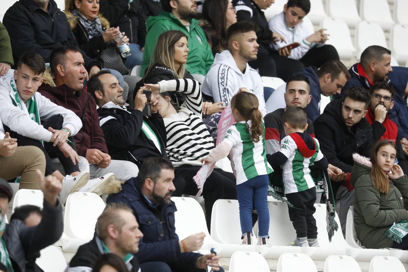 El ambiente en las gradas del estadio en el Córdoba CF-Algeciras, en imágenes