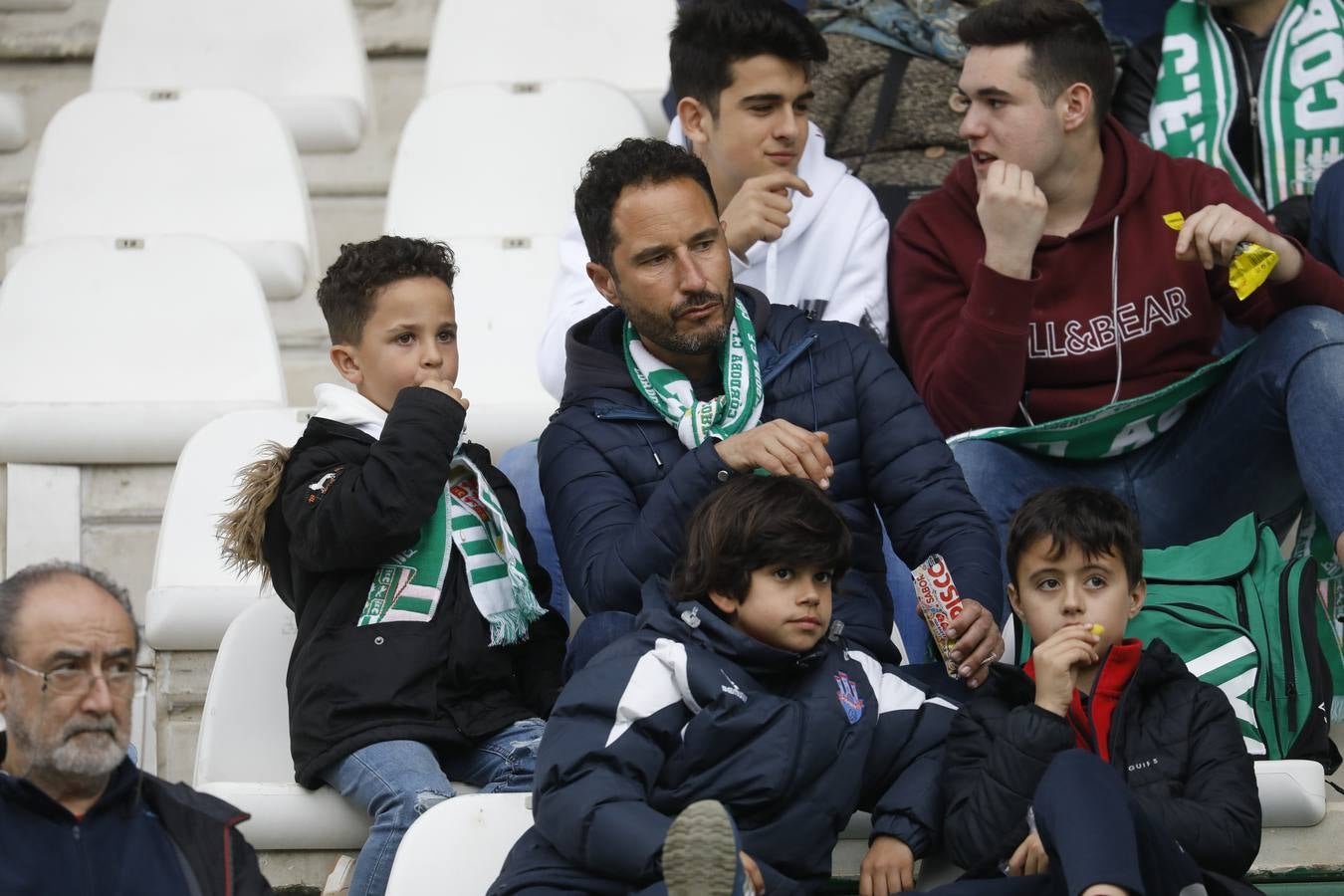 El ambiente en las gradas del estadio en el Córdoba CF-Algeciras, en imágenes