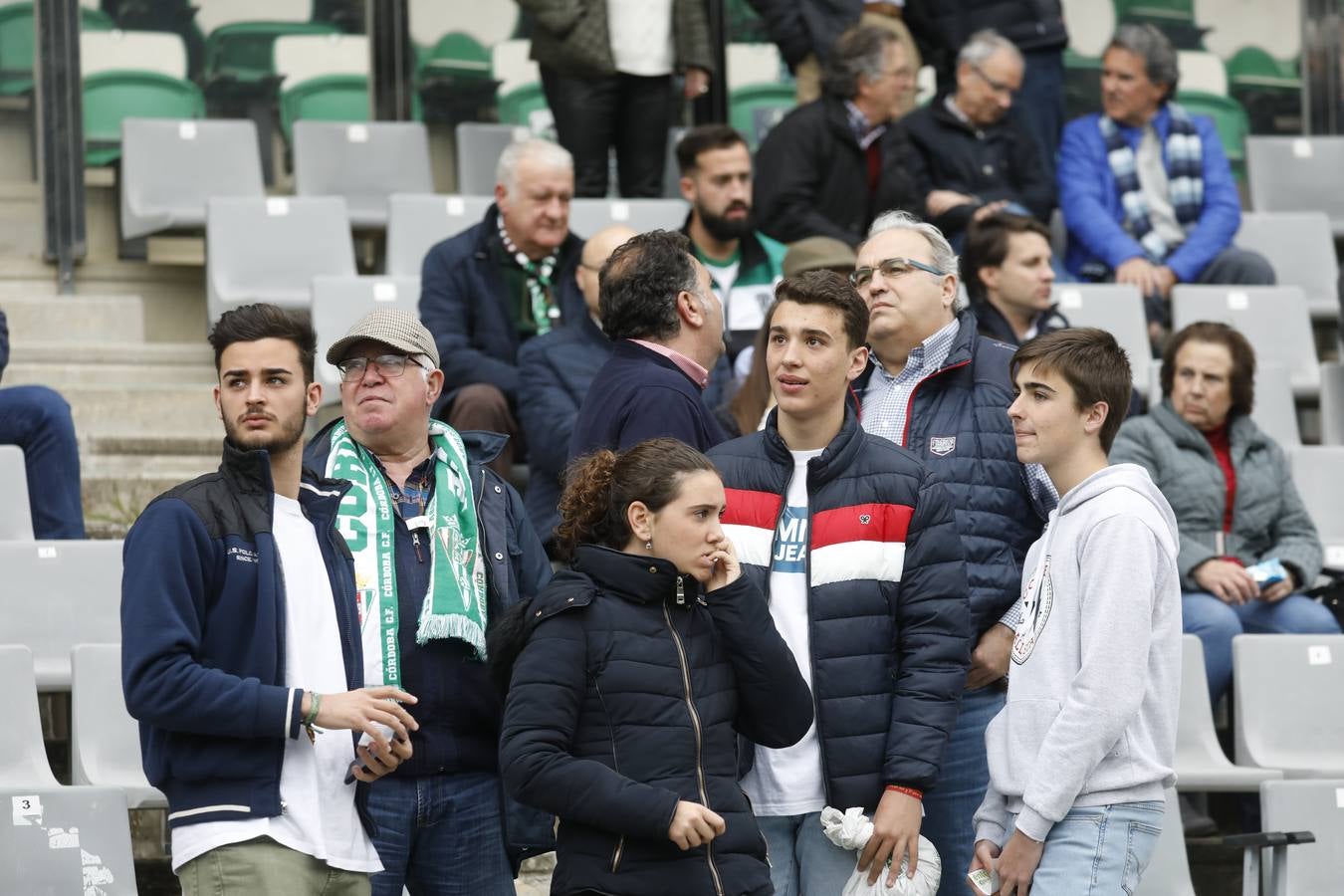 El ambiente en las gradas del estadio en el Córdoba CF-Algeciras, en imágenes