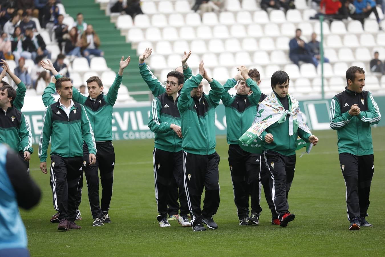 El ambiente en las gradas del estadio en el Córdoba CF-Algeciras, en imágenes