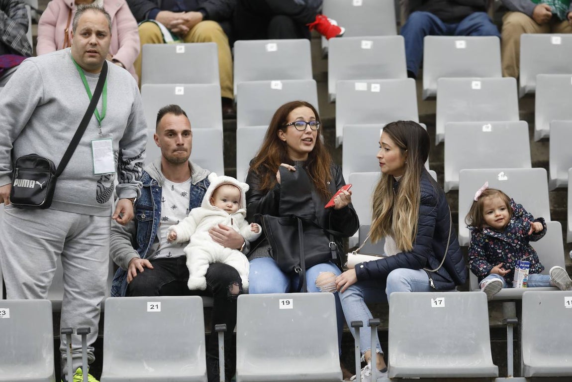 El ambiente en las gradas del estadio en el Córdoba CF-Algeciras, en imágenes