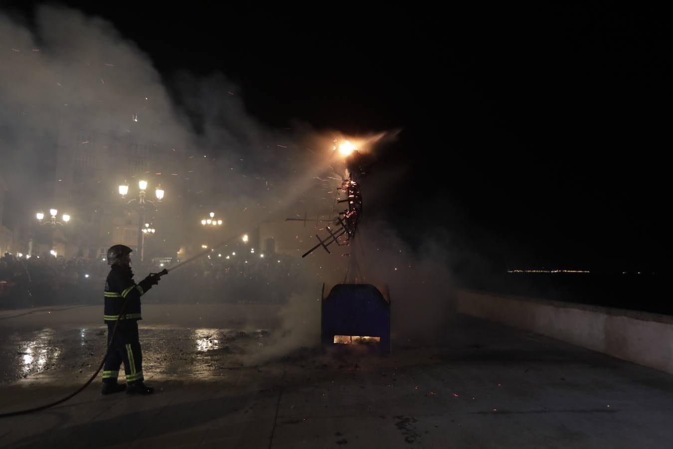 FOTOS: Quema de la Bruja Piti y fuegos artificiales desde La Caleta