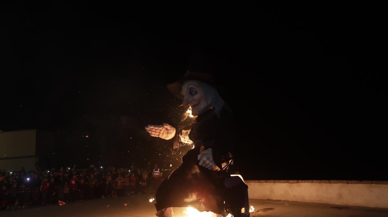 FOTOS: Quema de la Bruja Piti y fuegos artificiales desde La Caleta