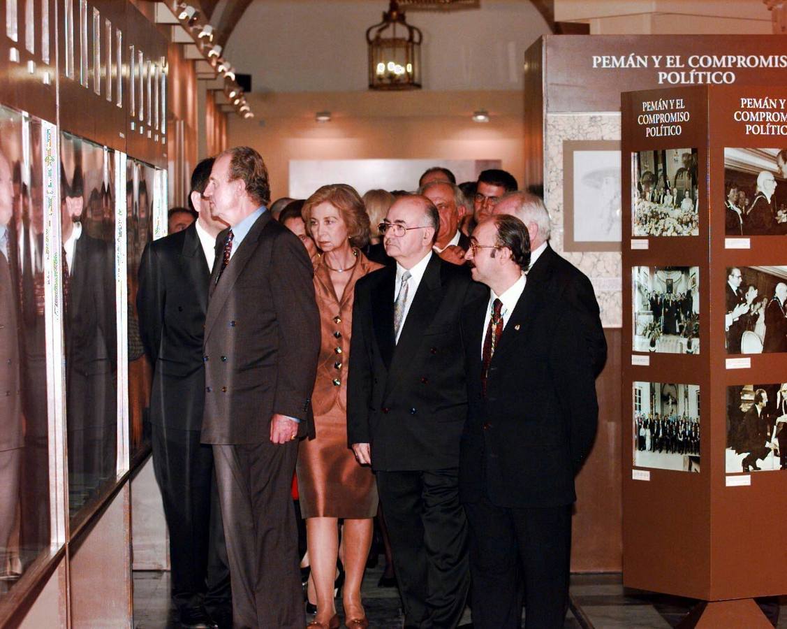 Inauguración de una exposición en la Diputación de Cádiz con Don Juan Carlos y Doña Sofía