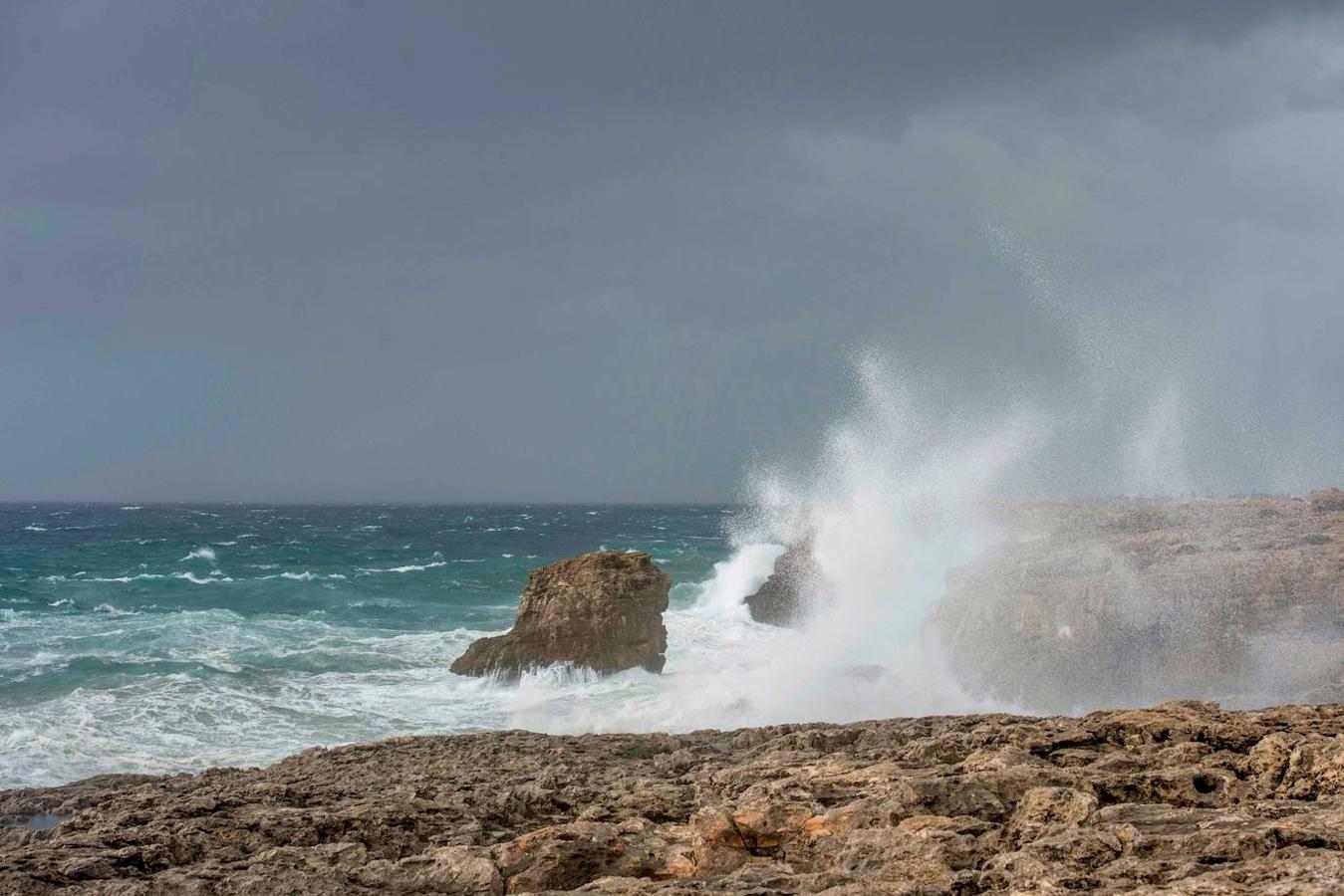 Vista del oleaje producido por los fuertes vientos de la borrasca Karine en el municipio de Sant Lluís, Menorca este lunes.. 