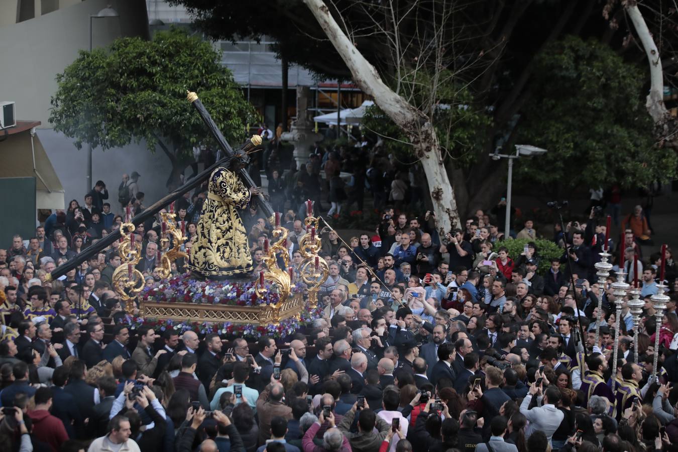 El Vía Crucis del Consejo de Hermandades y Cofradías de Sevilla, en imágenes (II)