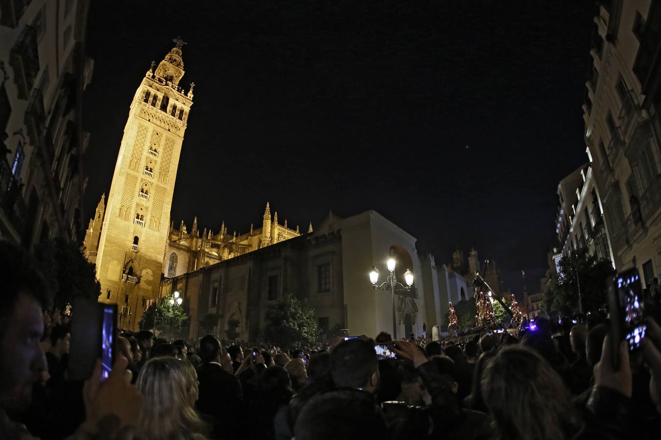 El Vía Crucis del Consejo de Hermandades y Cofradías de Sevilla, en imágenes (y III)