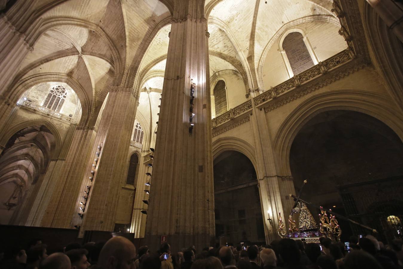 El Vía Crucis del Consejo de Hermandades y Cofradías de Sevilla, en imágenes (y III)