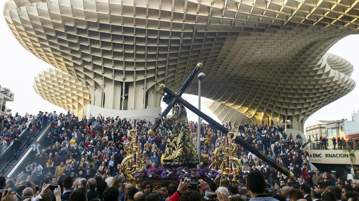 El Vía Crucis del Consejo de Hermandades y Cofradías de Sevilla, en imágenes (II)