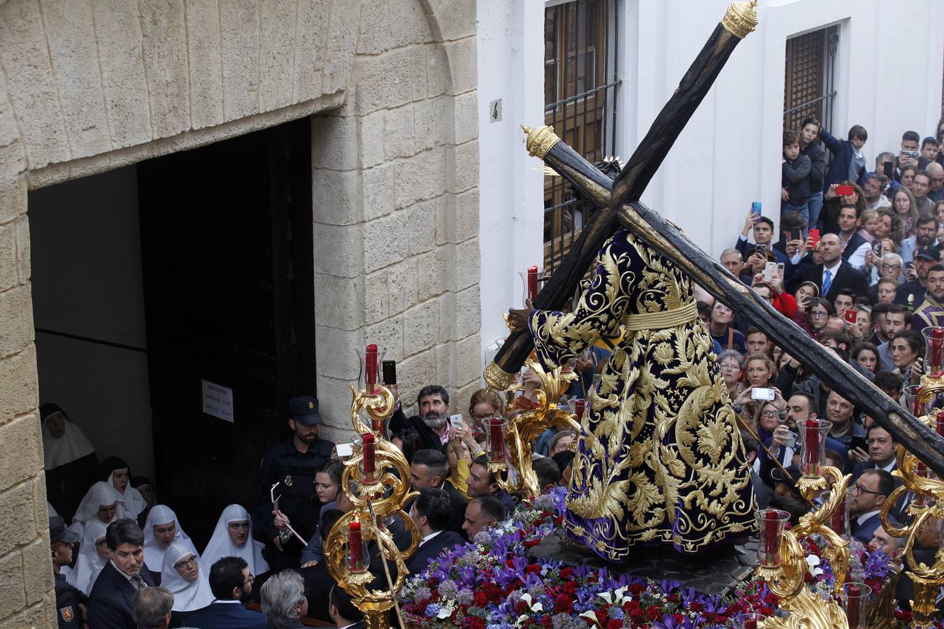 El Vía Crucis del Consejo de Hermandades y Cofradías de Sevilla, en imágenes (II)