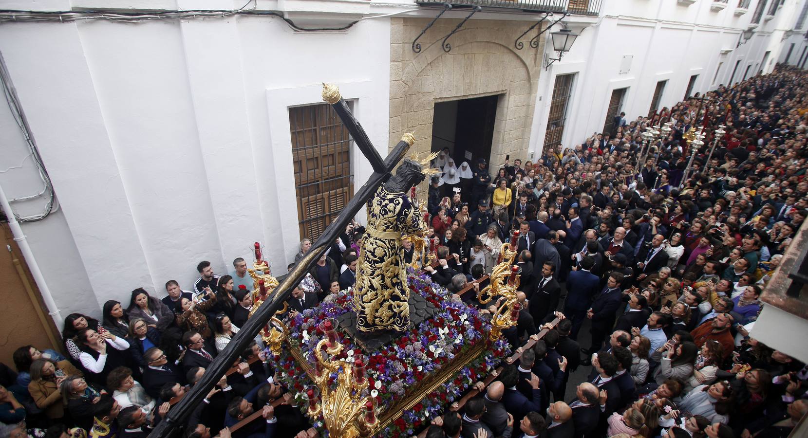 El Vía Crucis del Consejo de Hermandades y Cofradías de Sevilla, en imágenes (II)