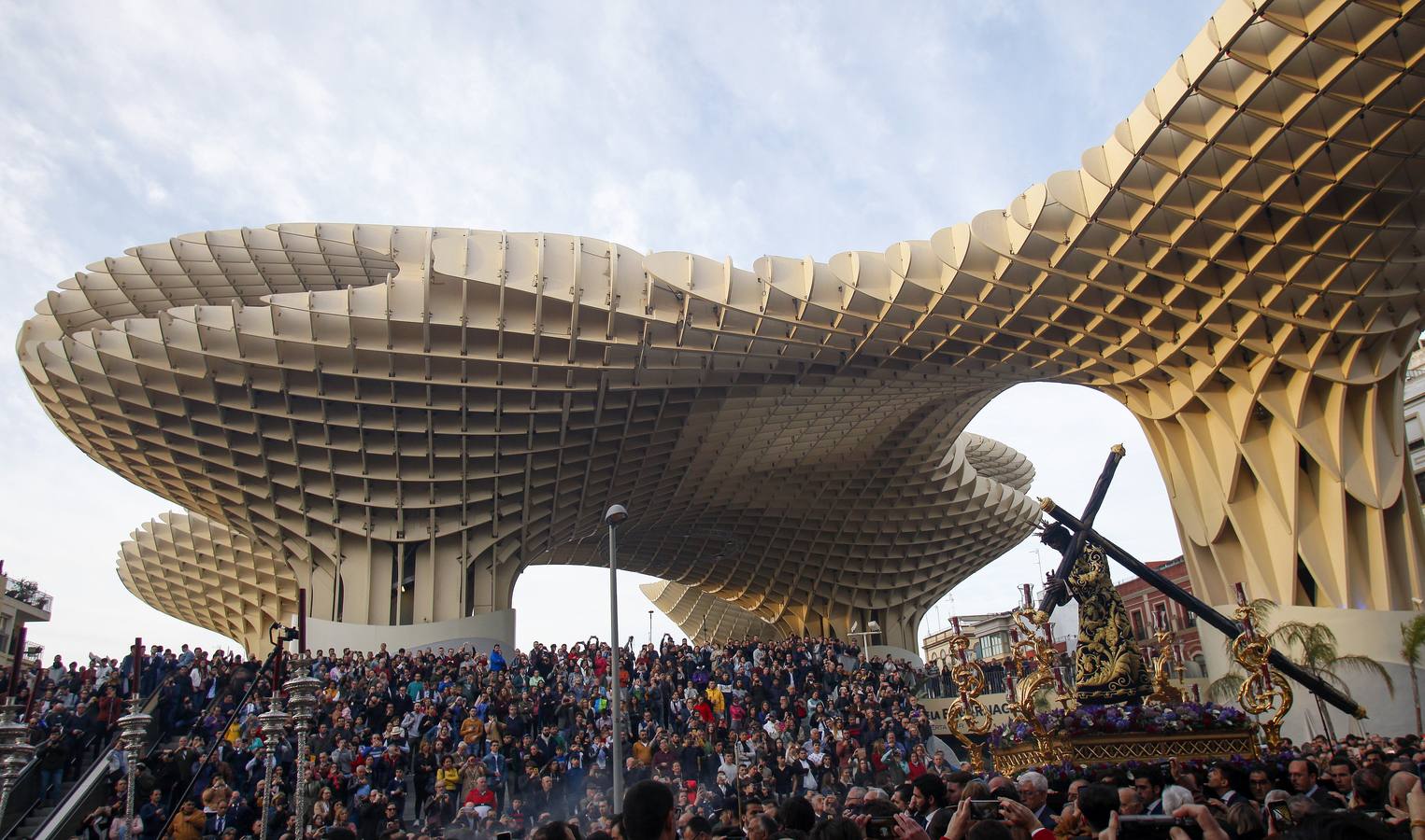 El Vía Crucis del Consejo de Hermandades y Cofradías de Sevilla, en imágenes (II)