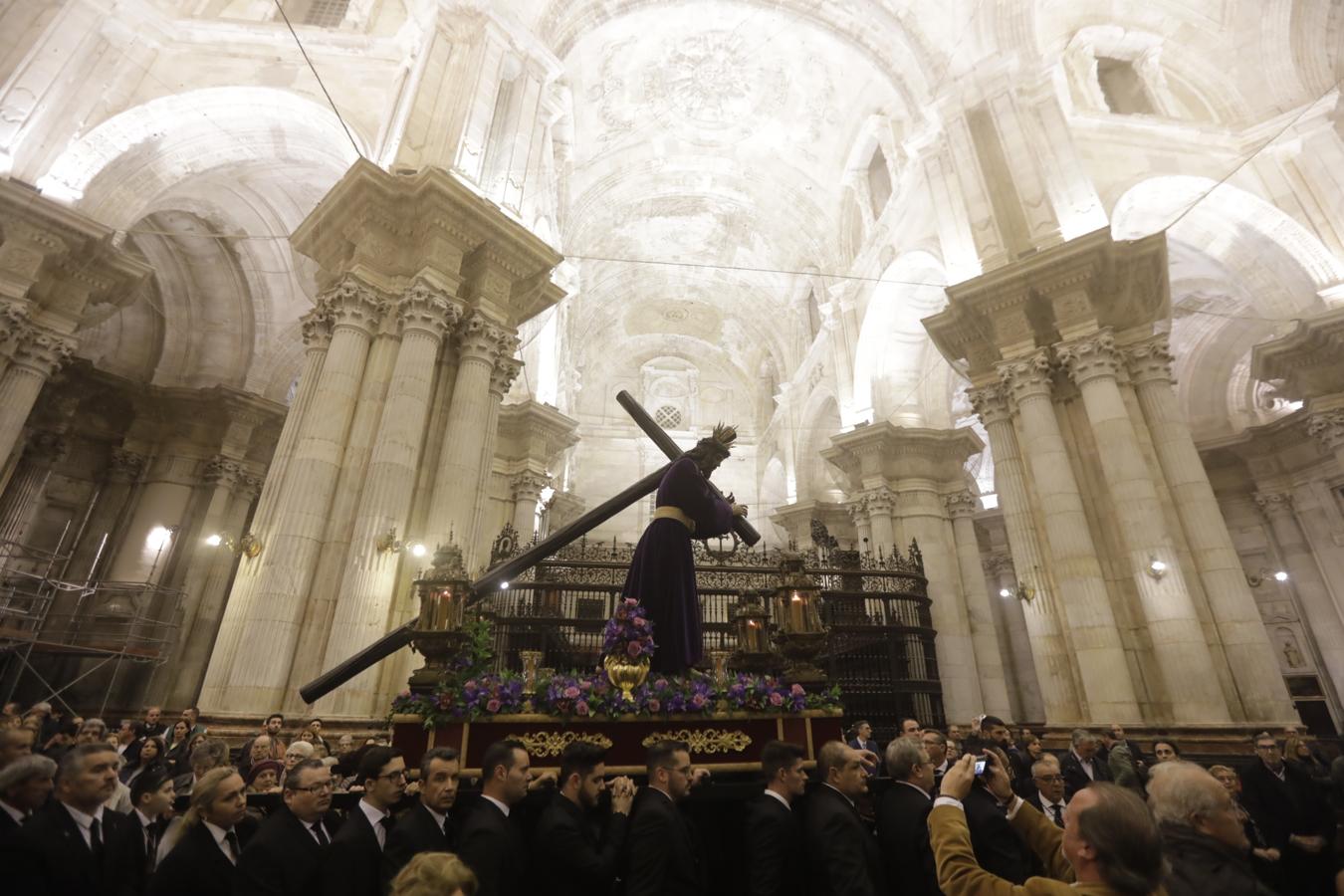 El Señor de Sanidad abre con solemnidad la Cuaresma en Cádiz