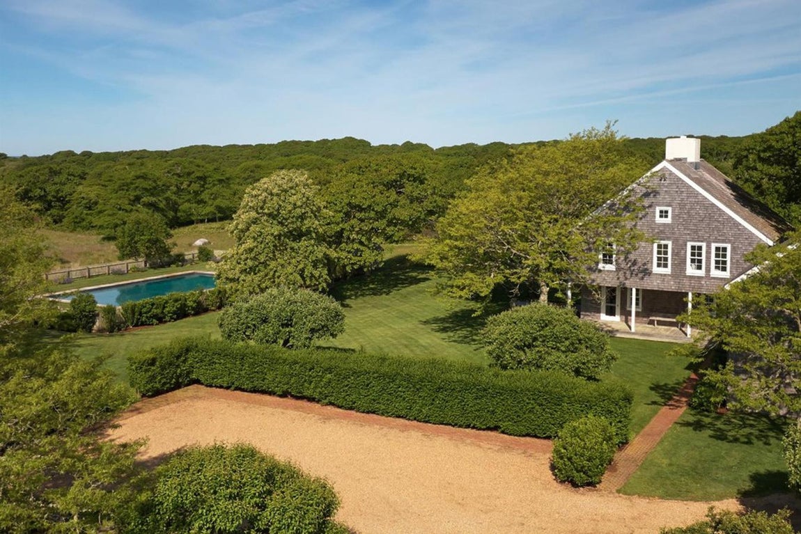 "El lugar más bello de la tierra" - La mansión en venta de Jackie Kennedy. Ahora su hija Caroline ha decidido ponerla en venta por 57 millones de euros a través de la casa de subastas Christie´s. "Ha llegado el momento de seguir el ejemplo de mi madre y crear nuestros propios mundos. Esperamos que otra familia atesore este lugar como lo hemos hecho nosotros. Todavía es el lugar más bello de la tierra", contó a la prensa.