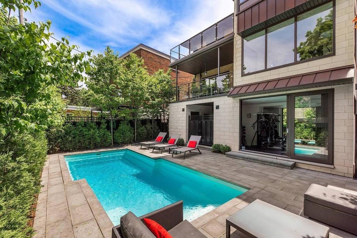 4.Avenue Prince-Philip, Montreal. Se encuentra en uno de los barrios más exclusivos de la ciudad. En comparación con las anteriores es más moderna y con un diseño de lo más luminoso. Además, ha sido meticulosamente renovada y cuenta con cinco dormitorios completos y piscina climatizada de última generación, eso sin mencionar sus terrazas y ventanales. Precio: 2. 018.600€