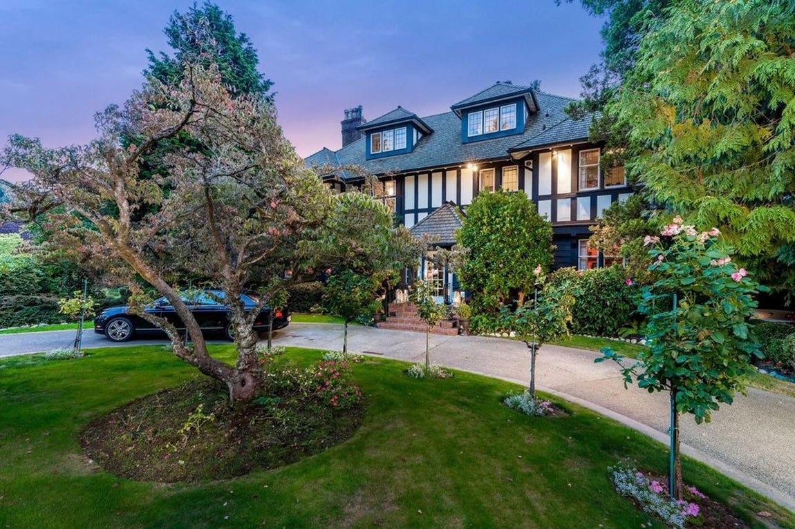 6.Marine Crescent, Vancouver. Tanto los acabados en madera como las amplias ventanas y tejados puntiagudos le aportan un toque clásico cargado de elegancia. Esta residencia cuenta con una superficie de más de 800 metros cuadrados y está rodeada de u amplio jardín con frondosos árboles. Posee cuatro dormitorios, seis baños, sala de juegos y piscina interior. Precio: 7.390.500€