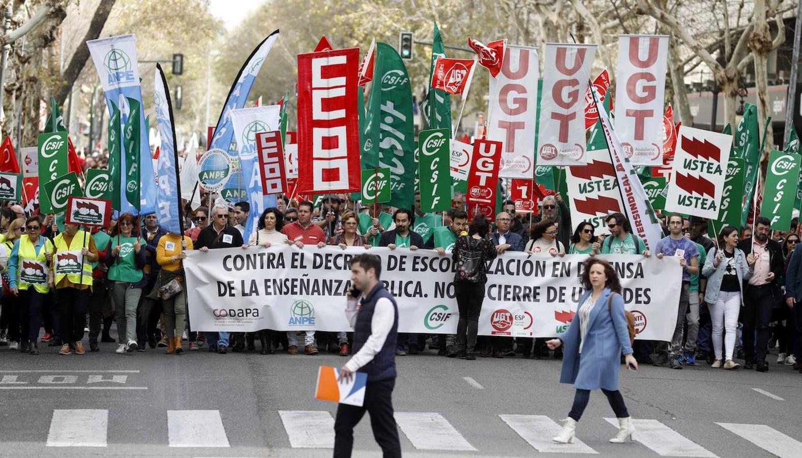 La manifestación en Córdoba contra el decreto de escolarización, en imágenes