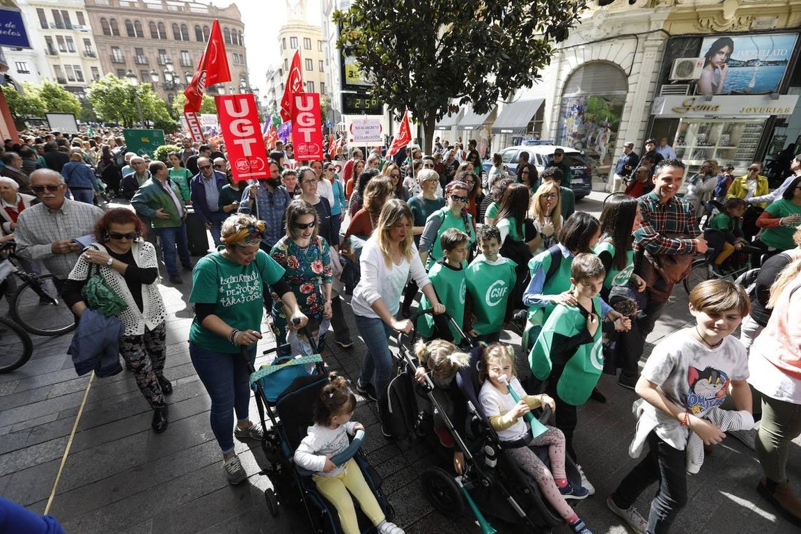 La manifestación en Córdoba contra el decreto de escolarización, en imágenes