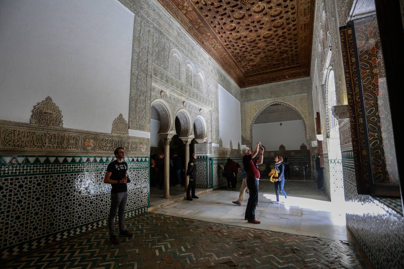 Visita a los trabajos de restauración de las yeserías del Real Alcázar