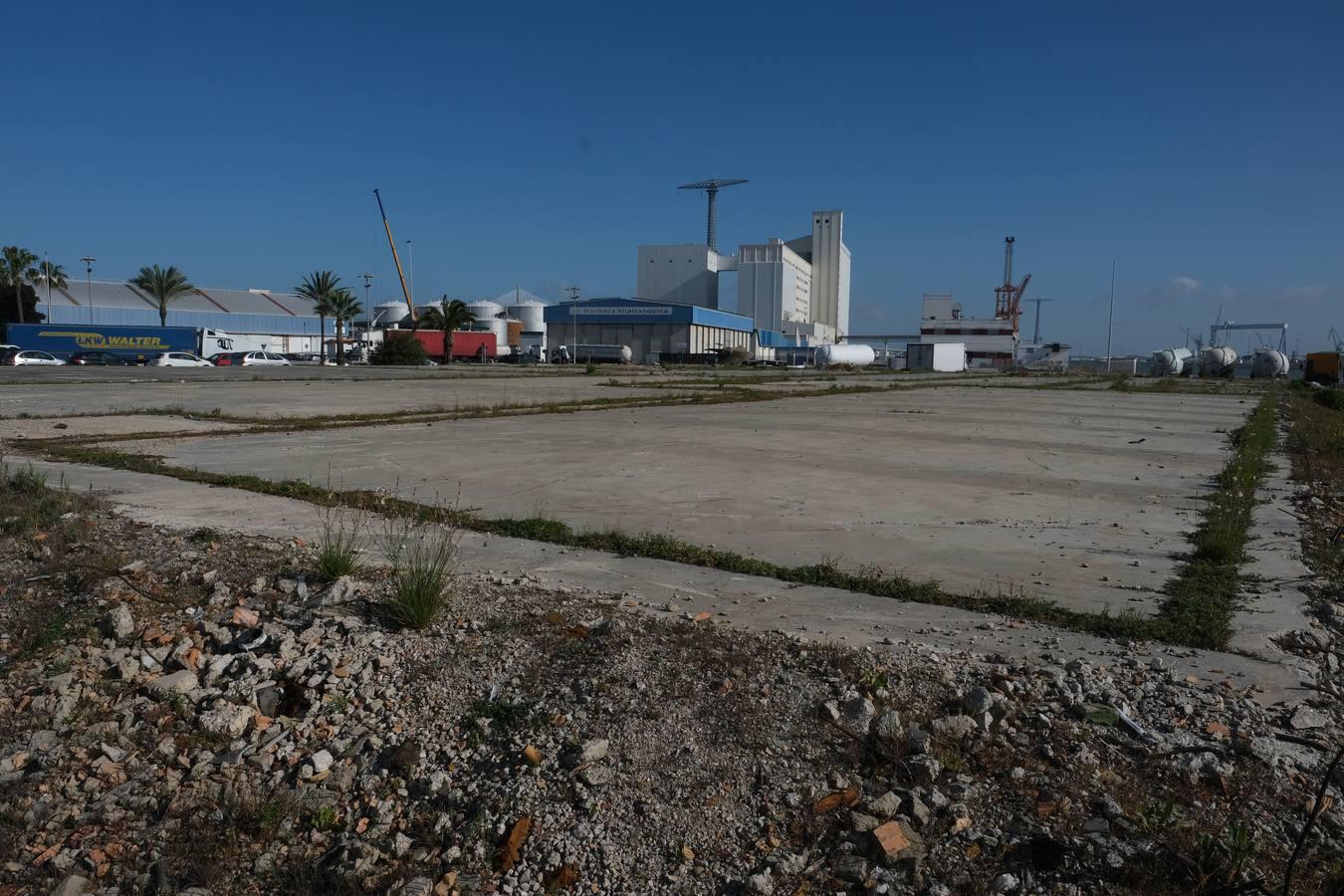 FOTOS: Okupas y gamberros vuelven a las naves abandonadas del recinto exterior de la Zona Franca en Cádiz